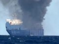 Φωτιά στο BLUE CARRIER 2: Άρχισε η ρυμούλκηση του πλοίου από την Τήνο προς την Ελευσίνα