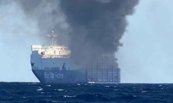 Φωτιά στο BLUE CARRIER 2: Άρχισε η ρυμούλκηση του πλοίου από την Τήνο προς την Ελευσίνα