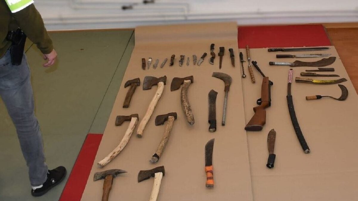 Πολωνία: 14χρονος έκρυβε μαχαίρια και τσεκούρια στο σπίτι του – Διαδικτυακό βίντεο κινητοποίησε την αστυνομία 1 Πολωνία: 14χρονος έκρυβε μαχαίρια και τσεκούρια στο σπίτι του – Διαδικτυακό βίντεο κινητοποίησε την αστυνομία