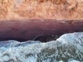 Πολωνία: Μωβ και μπορντό άμμος στη Βαλτική μετά τις καταιγίδες – Το σπάνιο φυσικό φαινόμενο