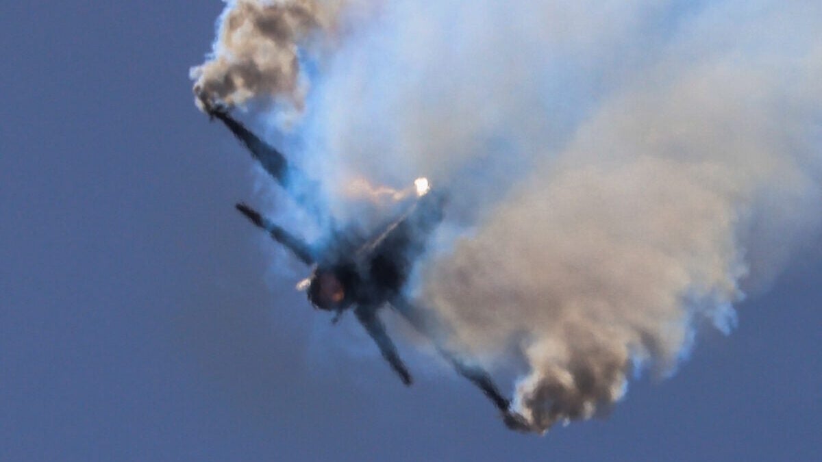 Θεσσαλονίκη: Το F-16 της ομάδας «ΖΕΥΣ» έκανε εντυπωσιακή επίδειξη με ελιγμούς στον ουρανό της πόλης 1 Θεσσαλονίκη: Το F-16 της ομάδας «ΖΕΥΣ» έκανε εντυπωσιακή επίδειξη με ελιγμούς στον ουρανό της πόλης