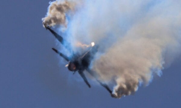 Θεσσαλονίκη: Το F-16 της ομάδας «ΖΕΥΣ» έκανε εντυπωσιακή επίδειξη με ελιγμούς στον ουρανό της πόλης