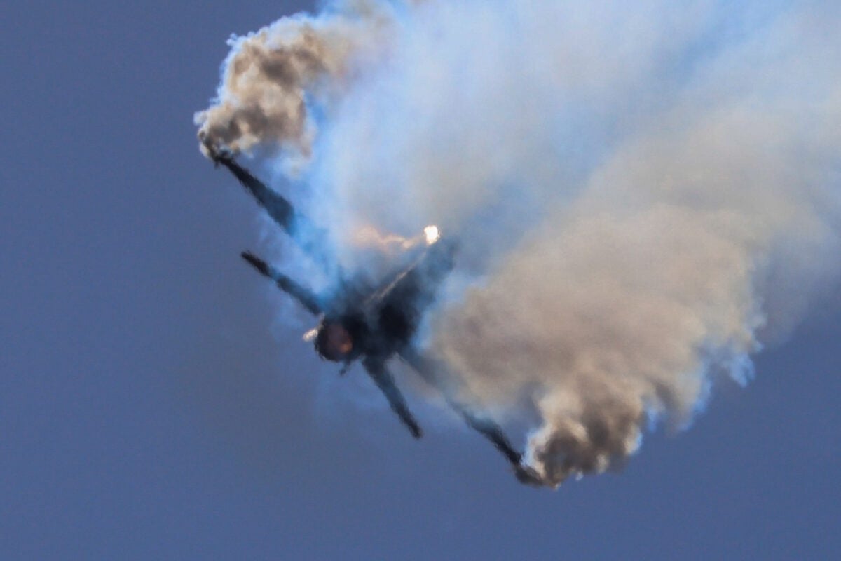 Θεσσαλονίκη: Το F-16 της ομάδας «ΖΕΥΣ» έκανε εντυπωσιακή επίδειξη με ελιγμούς στον ουρανό της πόλης