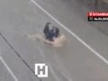 Κωνσταντινούπολη: Γυναίκα παρασύρθηκε από ορμητικά νερά – Βίντεο από την προσπάθεια των κατοίκων να τη σώσουν