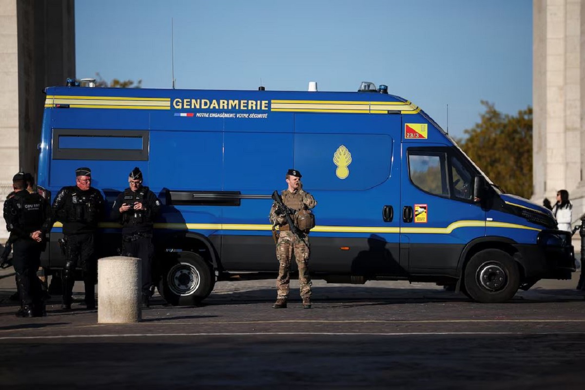 Γαλλία: Μαζικές διαδηλώσεις κατά του Μακρόν – Επί ποδός 70.000 αστυνομικοί υπό τον φόβο νέων επεισοδίων 7 Ισχυρές δυνάμεις ασφαλείας συγκεντρώνονται μπροστά από την Αψίδα του Θριάμβου στο Παρίσι, στις 31 Οκτωβρίου 2026, εν μέσω των μαζικών κινητοποιήσεων κατά της ακρίβειας και της κυβερνητικής πολιτικής. (REUTERS/Pedro Nunes)