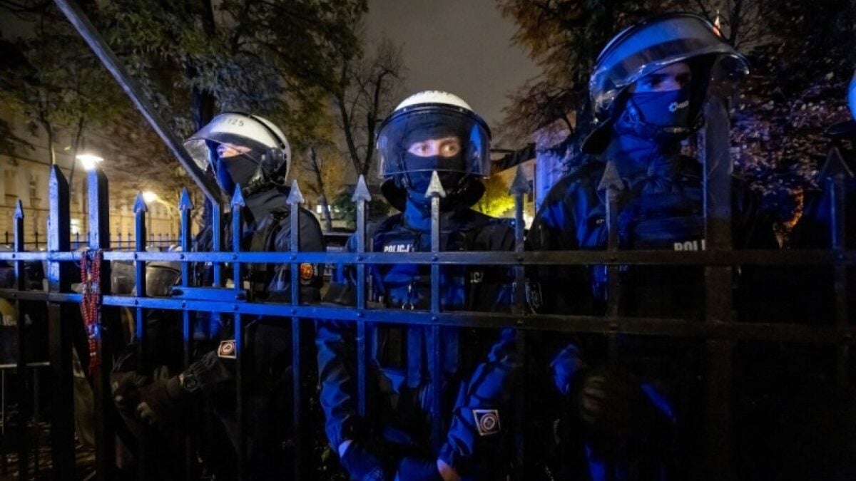 Πολωνία: Πολιτική κρίση και χάος με αστυνομικές δυνάμεις έξω από το Συνταγματικό Δικαστήριο – Επέστρεψε εσπευσμένα στη Βαρσοβία ο πρόεδρος Ναβρότσκι 1 Πολωνία: Πολιτική κρίση και χάος με αστυνομικές δυνάμεις έξω από το Συνταγματικό Δικαστήριο – Επέστρεψε εσπευσμένα στη Βαρσοβία ο πρόεδρος Ναβρότσκι