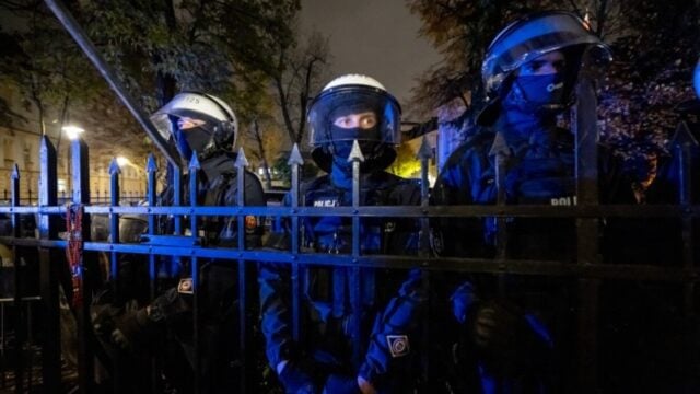 Πολωνία: Πολιτική κρίση και χάος με αστυνομικές δυνάμεις έξω από το Συνταγματικό Δικαστήριο – Επέστρεψε εσπευσμένα στη Βαρσοβία ο πρόεδρος Ναβρότσκι