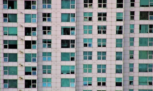 Κίνα: Βίντεο δείχνει μωρό να κρέμεται από τον 12ο όροφο