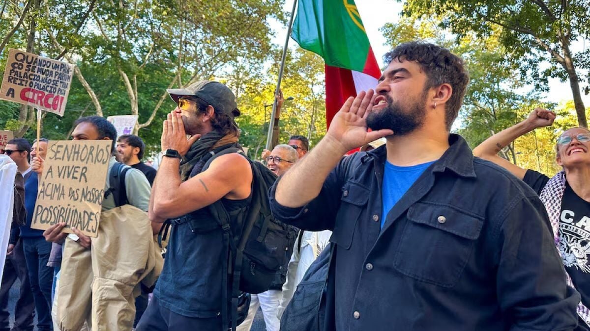 Λισαβόνα: Η αστυνομία διέλυσε με «δυσανάλογη» βία καταυλισμό διαδηλωτών – Νύχτα έντασης στην Πορτογαλία 1 Λισαβόνα: Η αστυνομία διέλυσε με «δυσανάλογη» βία καταυλισμό διαδηλωτών – Νύχτα έντασης στην Πορτογαλία