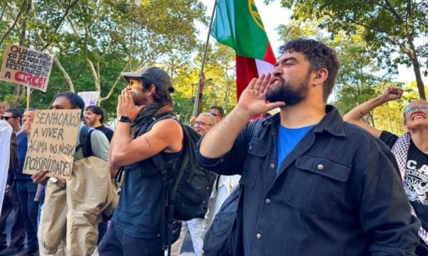 Λισαβόνα: Η αστυνομία διέλυσε με «δυσανάλογη» βία καταυλισμό διαδηλωτών – Νύχτα έντασης στην Πορτογαλία