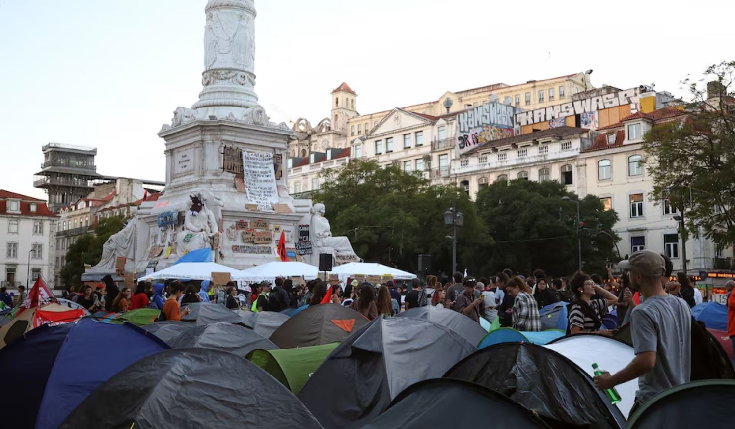 Πορτογαλία: Χιλιάδες διαδηλώνουν για τη στέγαση – 55 συλλήψεις και συγκρούσεις με αστυνομικούς