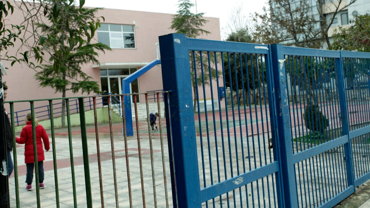 Βούλα: Καθηγητής γυμναστικής κατηγορείται για σεξουαλική παρενόχληση 3 μαθητών του 1 Βούλα: Καθηγητής γυμναστικής κατηγορείται για σεξουαλική παρενόχληση 3 μαθητών του