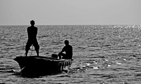 Στενό του Ορμούζ: Εκατοντάδες Ιρανοί ψαράδες αναζητούν κινητά και αρώματα μετά το ναυάγιο πλοίου, vid