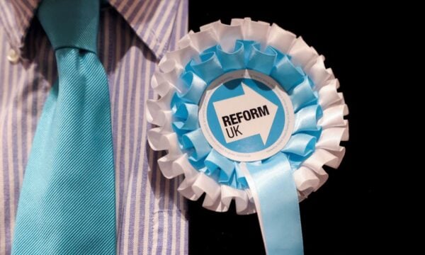 Βρετανία: Εκλεγμένοι αξιωματούχοι του Reform UK του Φάρατζ καταγράφηκαν με ρατσιστικά και σεξουαλικά σχόλια από κρυφή κάμερα