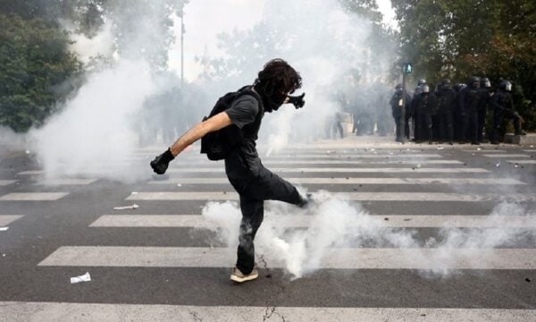 Γαλλία: Η κυβέρνηση Λεκορνί αυστηροποιεί τα μέτρα – Απαγορεύσεις κυκλοφορίας, μαζικές διώξεις και φόβοι για νέο κύμα βίας