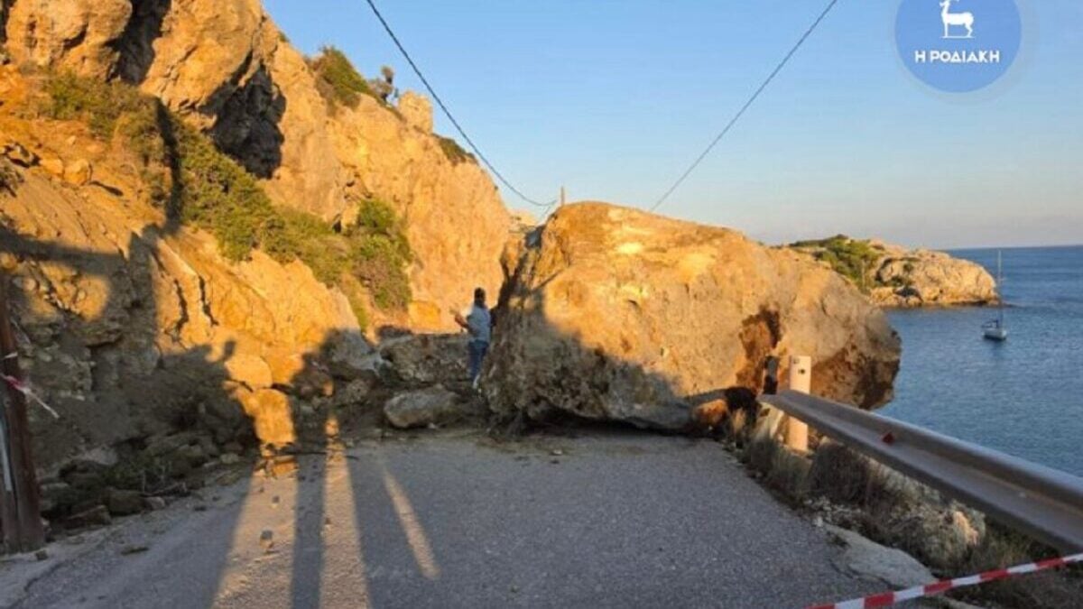 Ρόδος: Περίπου 100 οχήματα αποκλείστηκαν στην παραλία Άντονι Κουίν μετά την πτώση τεράστιου βράχου 3 Ρόδος: Περίπου 100 οχήματα αποκλείστηκαν στην παραλία Άντονι Κουίν μετά την πτώση τεράστιου βράχου