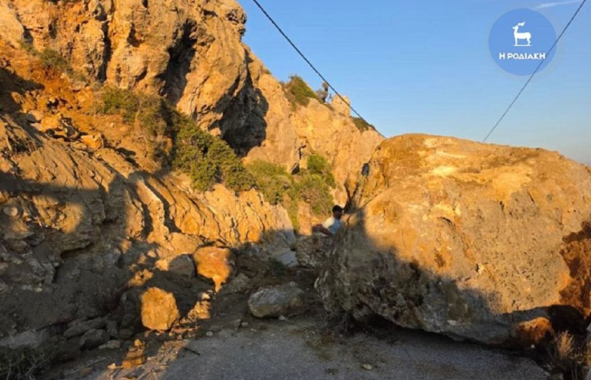 Ρόδος: Περίπου 100 οχήματα αποκλείστηκαν στην παραλία Άντονι Κουίν μετά την πτώση τεράστιου βράχου 8 Ρόδος: Περίπου 100 οχήματα αποκλείστηκαν στην παραλία Άντονι Κουίν μετά την πτώση τεράστιου βράχου