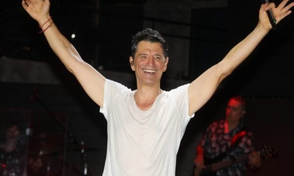 Σάκης Ρουβάς: Η επίπονη προετοιμασία πριν τη σκηνή σε χιουμοριστικό βίντεο