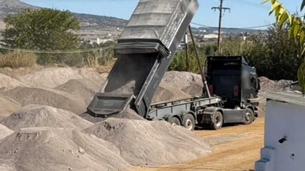 Θεσσαλονίκη: Εντοπίστηκαν πάνω από 3.500 τόνοι επικίνδυνων αποβλήτων σε αγροτική έκταση – 3 συλλήψεις 2 Θεσσαλονίκη: Εντοπίστηκαν πάνω από 3.500 τόνοι επικίνδυνων αποβλήτων σε αγροτική έκταση – 3 συλλήψεις