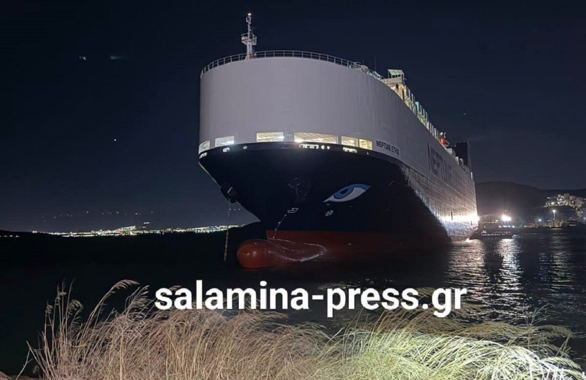 Σαλαμίνα: Το «Neptune Ethos» προσάραξε – Επιχείρηση με τρία ρυμουλκά