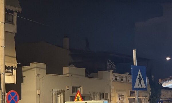 Σεπόλια: Άνδρας ανέβηκε σε εγκαταλελειμμένο κτίριο και πετά κεραμίδια στον δρόμο