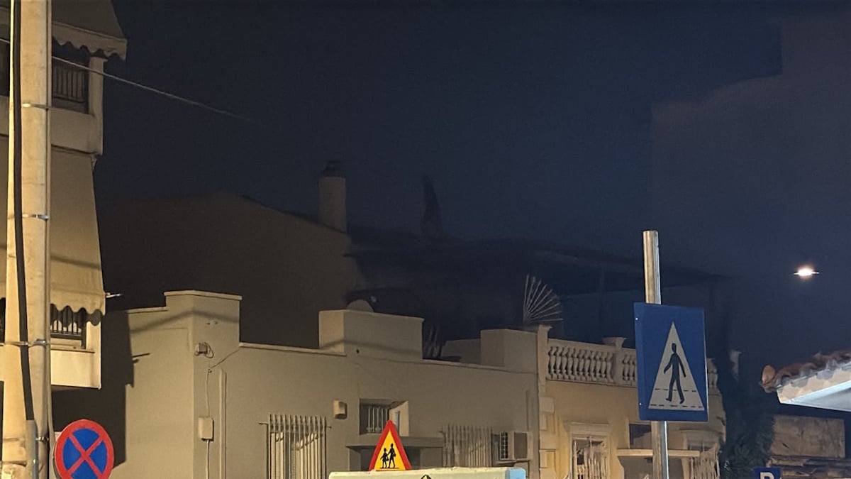Σεπόλια: Άνδρας ανέβηκε σε εγκαταλελειμμένο κτίριο και πετά κεραμίδια στον δρόμο