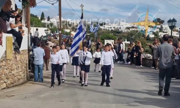 28η Οκτωβρίου στη Σίφνο: Μαθητές έκαναν αυθόρμητα παρέλαση παρά την ακύρωσή της
