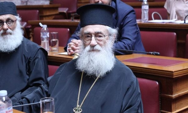 Η Νίκη δηλώνει: «Η κυβέρνηση προσπαθεί να μας πείσει πως οι εξελίξεις για τη Μονή Σινά είναι θετικές – Τα ερωτήματα παραμένουν»