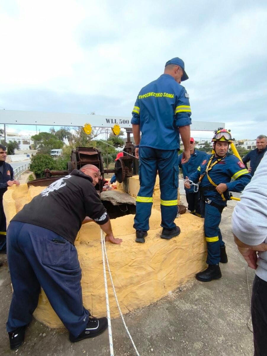 Σύρος: Πυροσβέστες απεγκλώβισαν 52χρονο που έπεσε σε πηγάδι 15 μέτρων – Φωτογραφίες από τη διάσωσή του 11 Σύρος: Πυροσβέστες απεγκλώβισαν 52χρονο που έπεσε σε πηγάδι 15 μέτρων – Φωτογραφίες από τη διάσωσή του