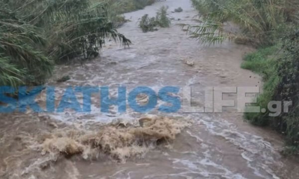 Σκιάθος: Η κακοκαιρία έφερε πλημμύρες και κατολισθήσεις – Στα όριά του το ρέμα στον Πλατανιά, διακοπή κυκλοφορίας προς Κουκουναριές
