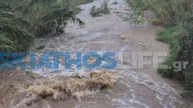 Σκιάθος: Η κακοκαιρία έφερε πλημμύρες και κατολισθήσεις – Στα όριά του το ρέμα στον Πλατανιά, διακοπή κυκλοφορίας προς Κουκουναριές