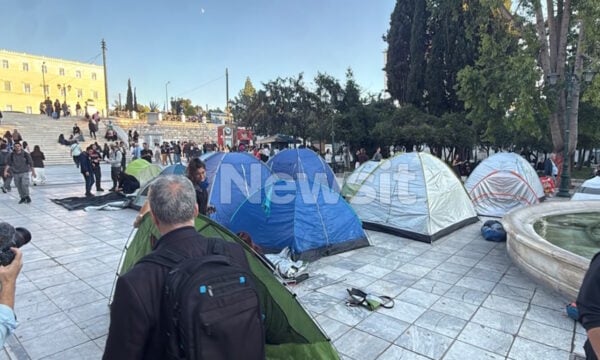 Σύνταγμα: Οι φοιτητές στήνουν σκηνές και αρχίζουν οι διήμερες κινητοποιήσεις για την Παιδεία