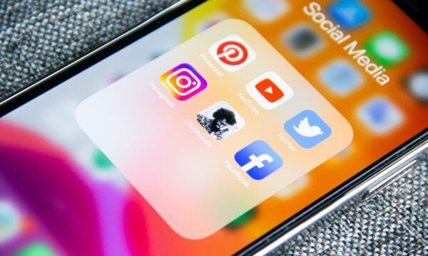 Πολωνία: Τα social media «σιωπηλοί σύμμαχοι» της Ρωσίας – Η Βαρσοβία απειλεί τις πλατφόρμες με πρόστιμα για την παραπληροφόρηση