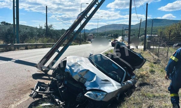 Σοφικό: Αυτοκίνητο έκοψε μεταλλικό σκελετό πινακίδων σε τροχαίο – Βίντεο και φωτογραφίες