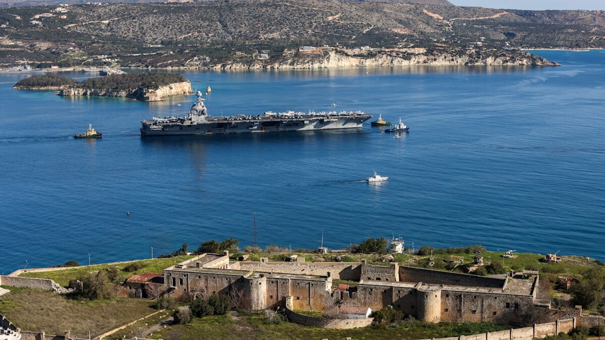 Σούδα: Συνελήφθη 37χρονη για κατασκοπεία καθώς φωτογράφιζε στρατιωτικές εγκαταστάσεις 1 Σούδα: Συνελήφθη 37χρονη για κατασκοπεία καθώς φωτογράφιζε στρατιωτικές εγκαταστάσεις