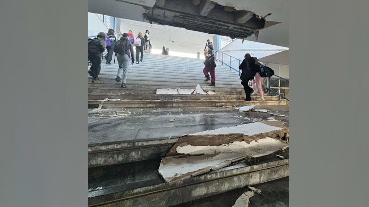 Νέο Ηράκλειο: Έπεσαν σοβάδες από την οροφή λυκείου που ανακαινίστηκε πρόσφατα 1 Νέο Ηράκλειο: Έπεσαν σοβάδες από την οροφή λυκείου που ανακαινίστηκε πρόσφατα