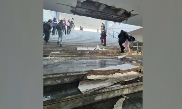 Νέο Ηράκλειο: Έπεσαν σοβάδες από την οροφή λυκείου που ανακαινίστηκε πρόσφατα