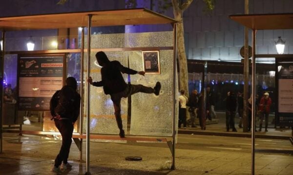 Βαρκελώνη, Ισπανία: Συνελήφθησαν 128 άτομα τη νύχτα για βανδαλισμούς και λεηλασίες – «Πρόκειται για απρόκλητη βία»