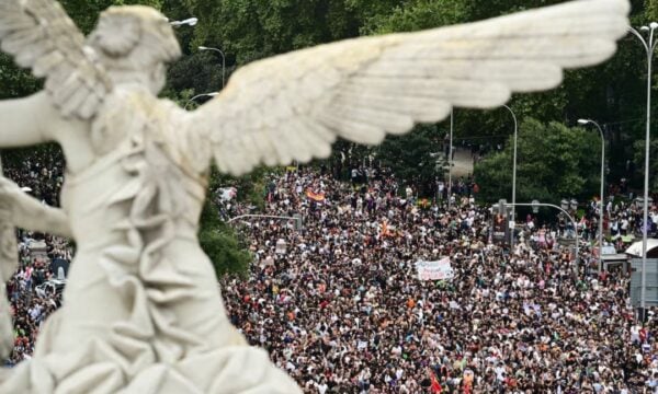 Ισπανία: Μαζικές διαδηλώσεις για τη στέγαση – Η κυβέρνηση Σάντσεθ στον αέρα και σενάρια πρόωρων εκλογών