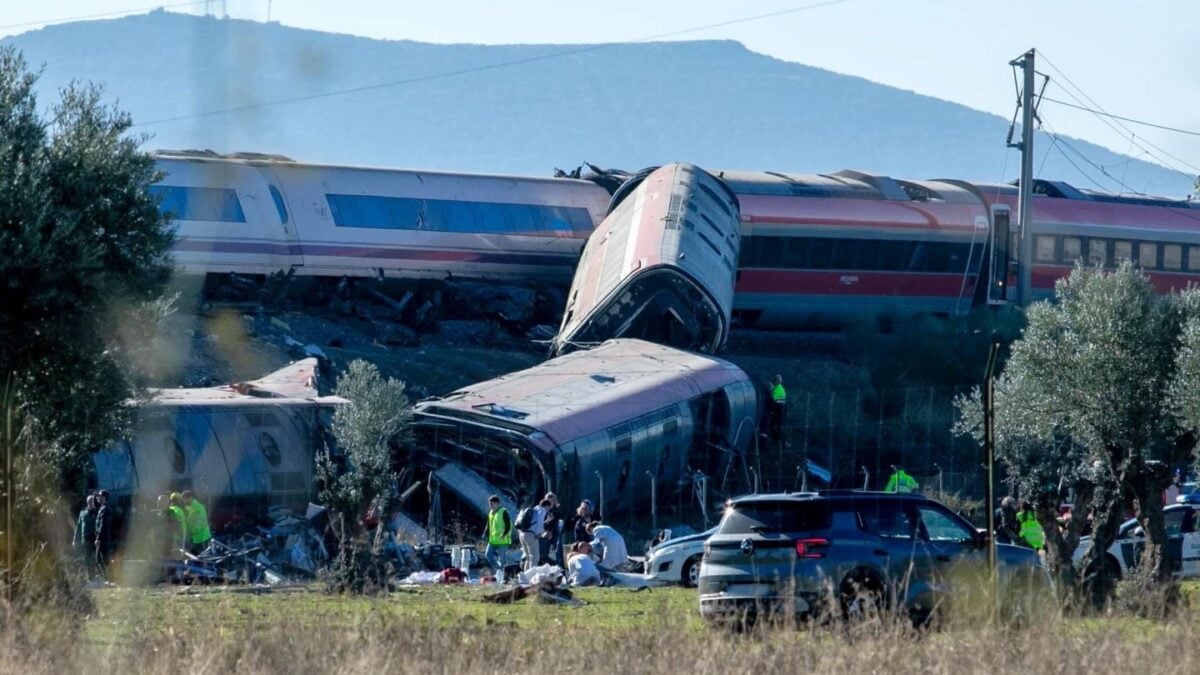 Ισπανία: 64 νεκροί από τη σύγκρουση τρένων – Σπεύδει στο σημείο ο Σάντσεθ, αγνοείται πρώην υπουργός 1 Ισπανία: 64 νεκροί από τη σύγκρουση τρένων – Σπεύδει στο σημείο ο Σάντσεθ, αγνοείται πρώην υπουργός