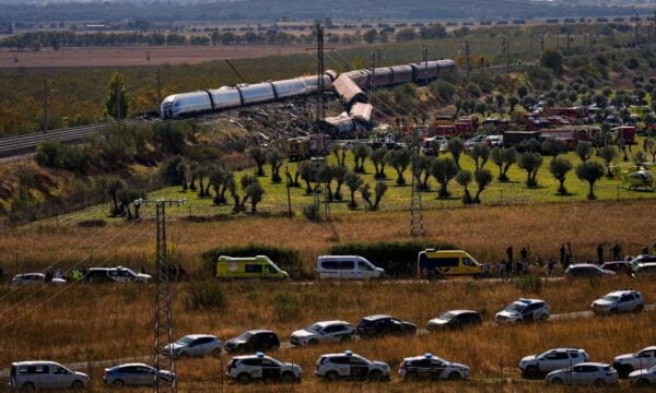 Σύγκρουση τρένων στην Ισπανία: 69 νεκροί – Ο Σάντσεθ δεσμεύτηκε να ενισχυθεί η ασφάλεια των σιδηροδρόμων