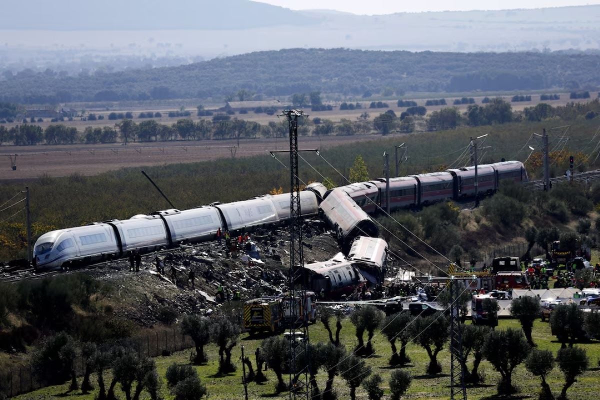 Σύγκρουση τρένων στην Ισπανία: Αγνοήθηκε κόκκινο φανάρι – Η «ανεξήγητη» εντολή του κέντρου ελέγχου και τα 17 λεπτά εγκληματικής αδράνειας 10 Ισπανία σύγκρουση τρένων