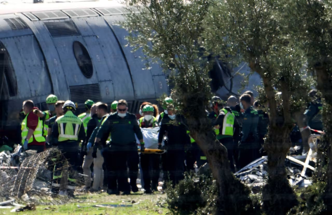 Σύγκρουση τρένων στην Ισπανία: Τα 17 λεπτά εγκληματικής αδράνειας, το κόκκινο φανάρι που αγνοήθηκε και η «ανεξήγητη» εντολή του κέντρου ελέγχου