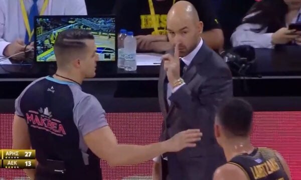 Άρης – ΑΕΚ: Η κίνηση του Σπανούλη προς τον Λαρεντζάκη στη διάρκεια του αγώνα της GBL