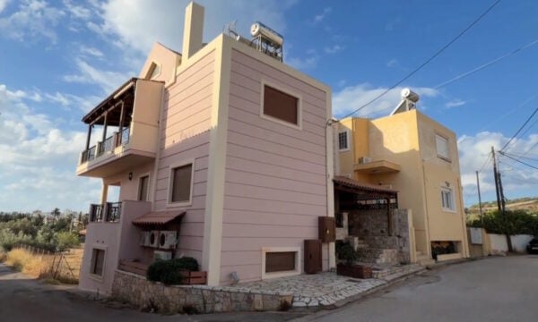 Λαύριο: Η 32χρονη παρενέβη για να προστατεύσει τον σύντροφό της από τον πρώην σύζυγο – Διασωληνωμένος ο 33χρονος