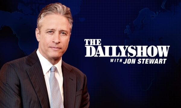 Τζον Στιούαρτ: Το Comedy Central τον κρατά στο «The Daily Show» έως το 2028