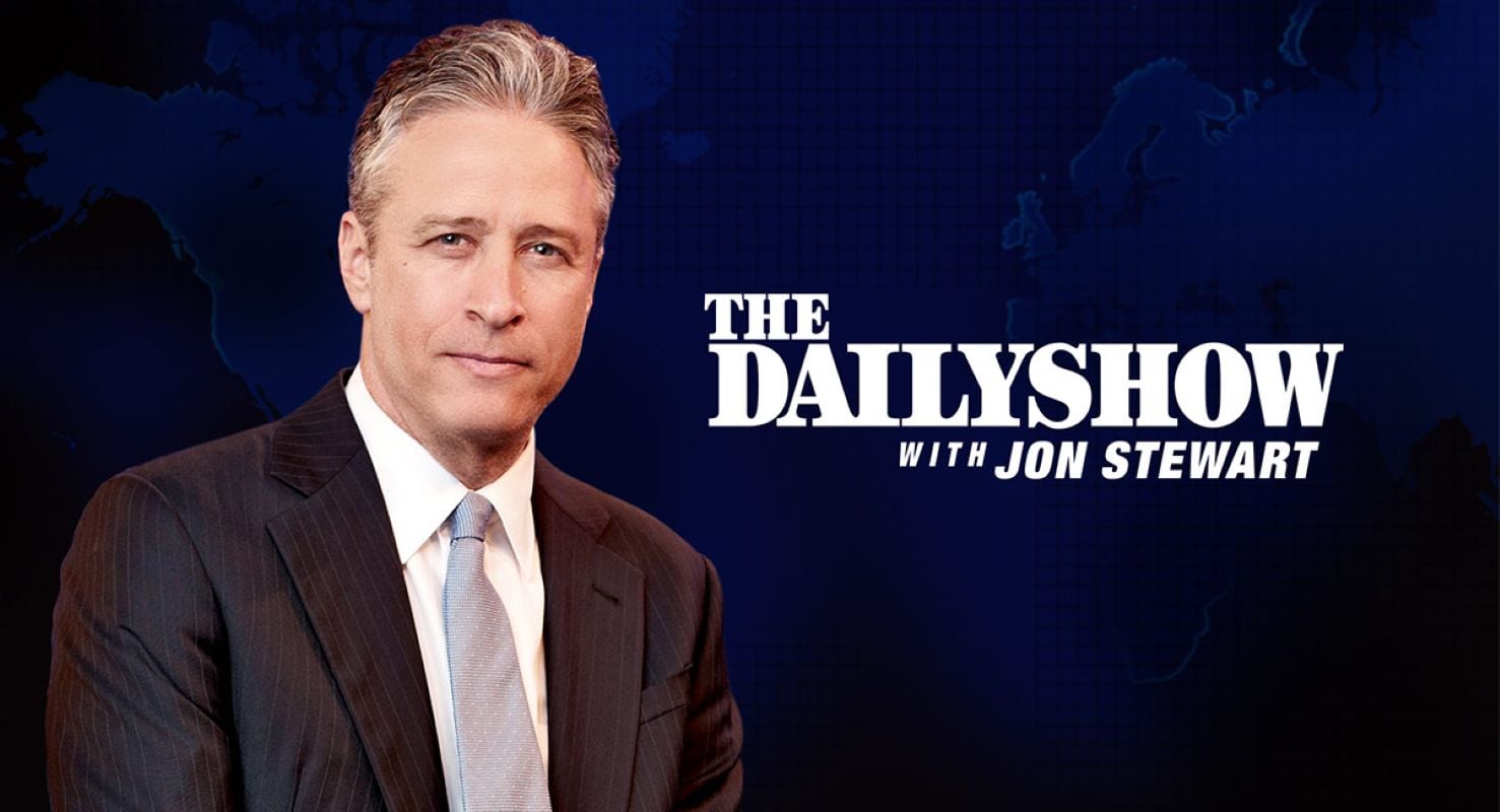Τζον Στιούαρτ: Το Comedy Central τον κρατά στο «The Daily Show» έως το 2028