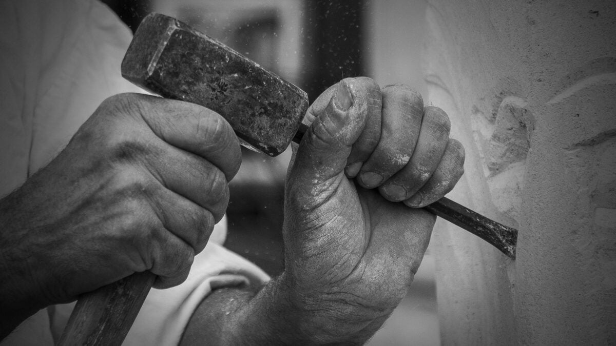 Με το χέρι αλφάδι, ο Τσάρλι Τζι είναι ο νεαρός «φύλακας» της Ιστορίας (Vid) 1 Με το χέρι αλφάδι, ο Τσάρλι Τζι είναι ο νεαρός «φύλακας» της Ιστορίας (Vid)