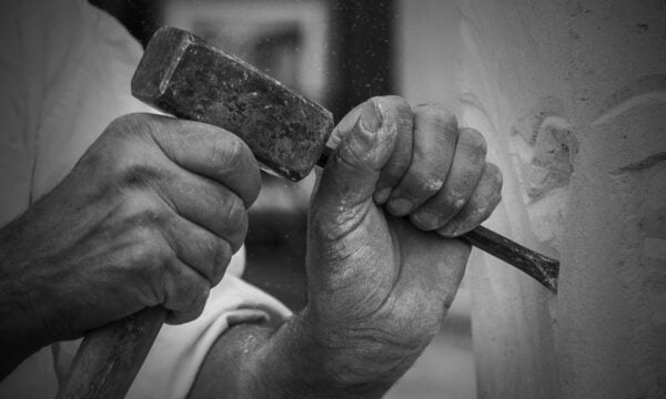 Με το χέρι αλφάδι, ο Τσάρλι Τζι είναι ο νεαρός «φύλακας» της Ιστορίας (Vid)