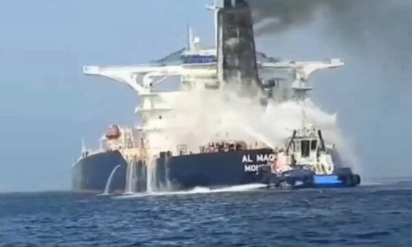 Στενά του Ορμούζ: Οι Φρουροί της Επανάστασης ανέλαβαν την ευθύνη για το πλήγμα σε φλεγόμενο υπερδεξαμενόπλοιο